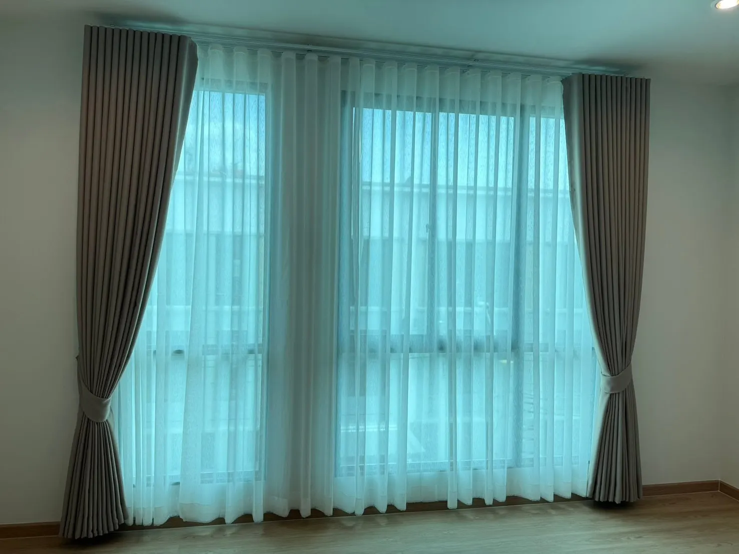 ผ้าม่านสีเทาและม่านโปร่งสำหรับประตูกระจกบานใหญ่