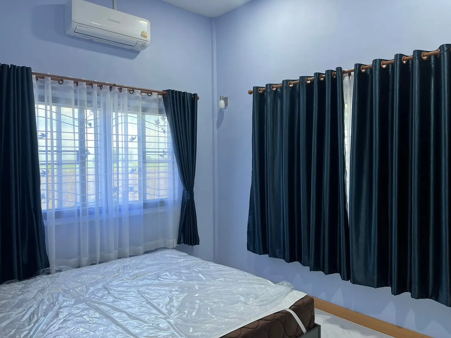 ผ้าม่านสีเข้มสำหรับหน้าต่างห้องนอนสองด้าน